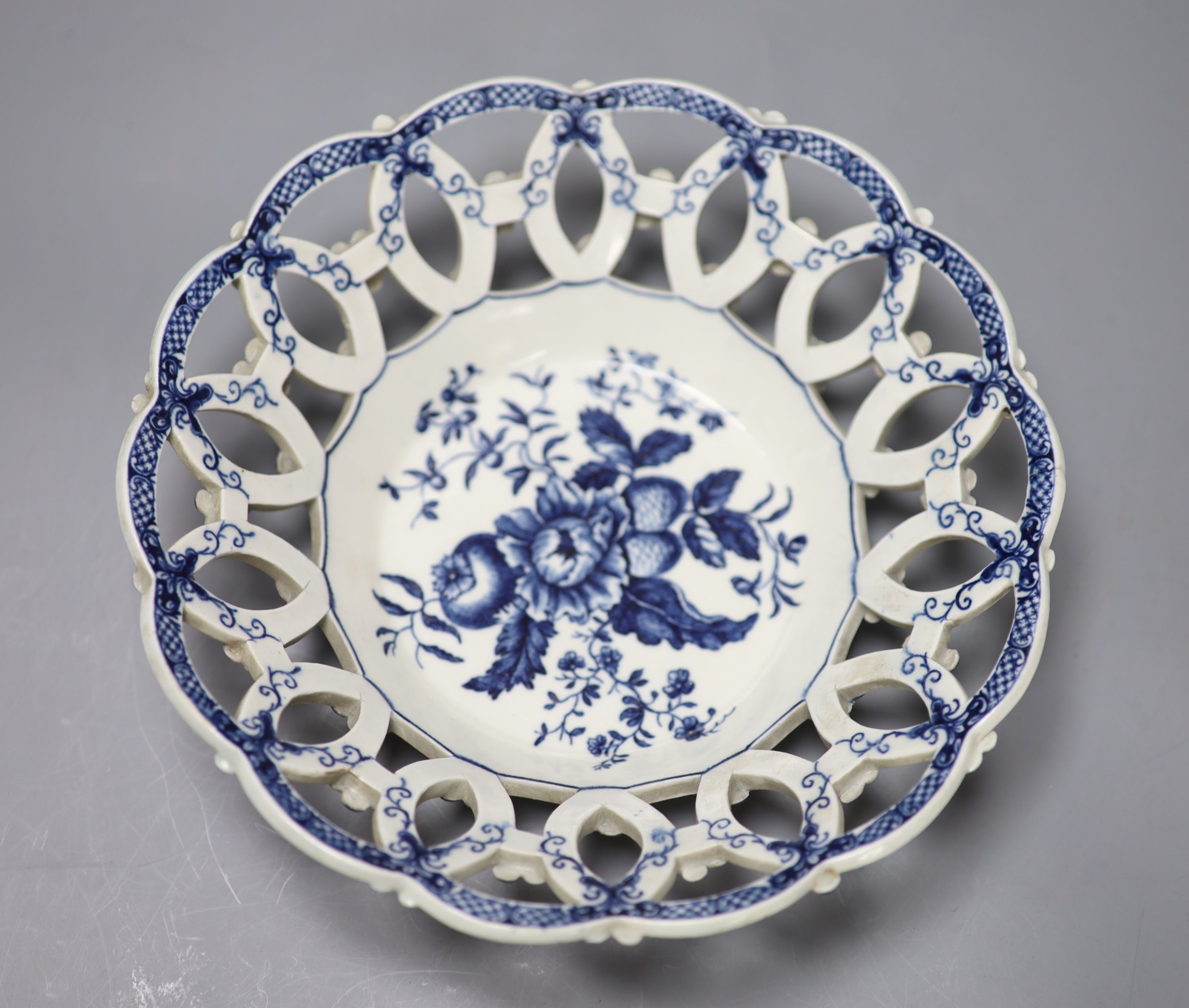 An 18th century Worcester Pinecone pattern blue and white basket, diameter 22cm